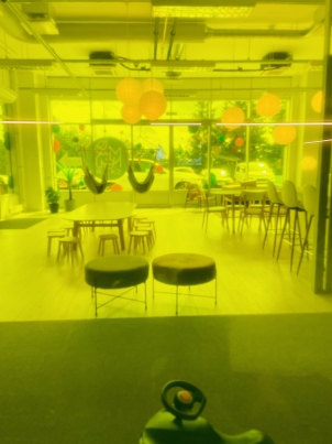 lasna mänguväljakust vaade läbi klaasi